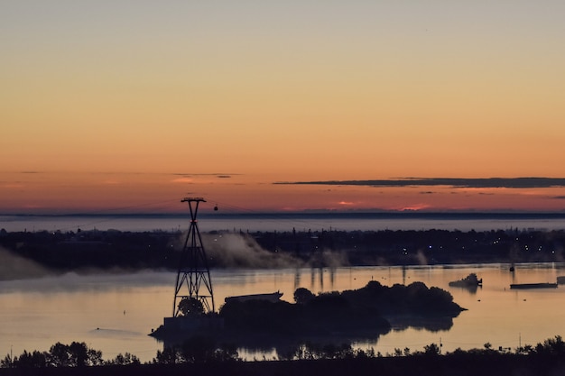 alba sopra la funivia attraverso il fiume