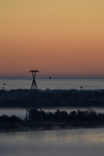 alba sopra la funivia attraverso il fiume