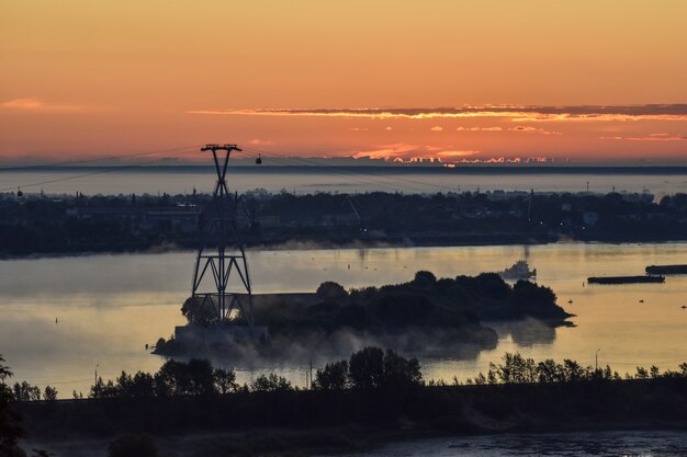 alba sopra la funivia attraverso il fiume