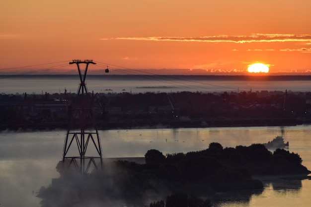 alba sopra la funivia attraverso il fiume