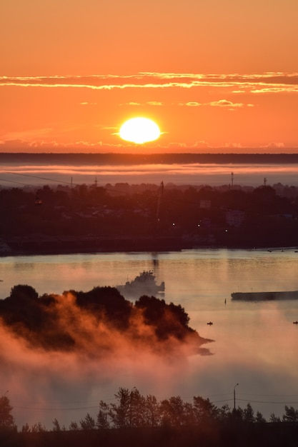 alba sopra la funivia attraverso il fiume