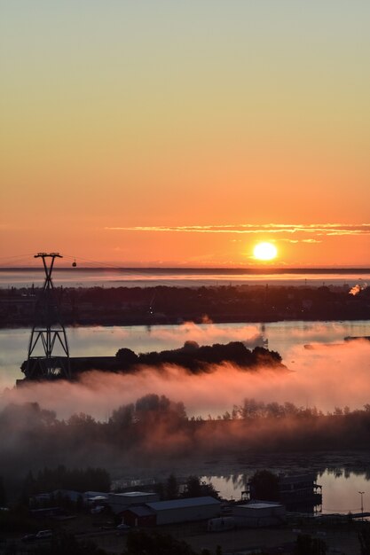 alba sopra la funivia attraverso il fiume