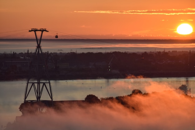 alba sopra la funivia attraverso il fiume