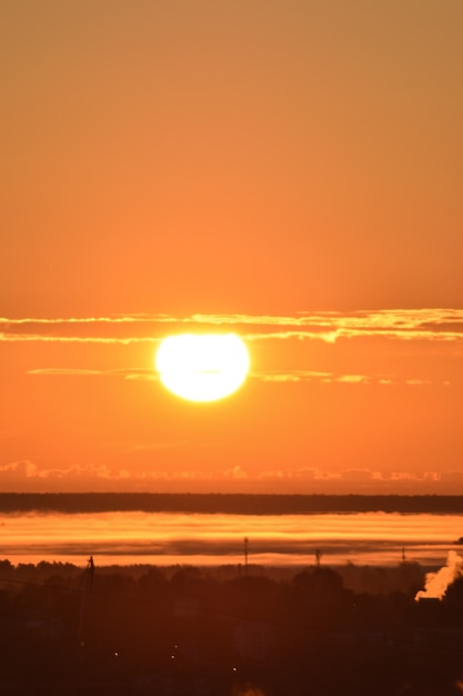 alba sopra la funivia attraverso il fiume