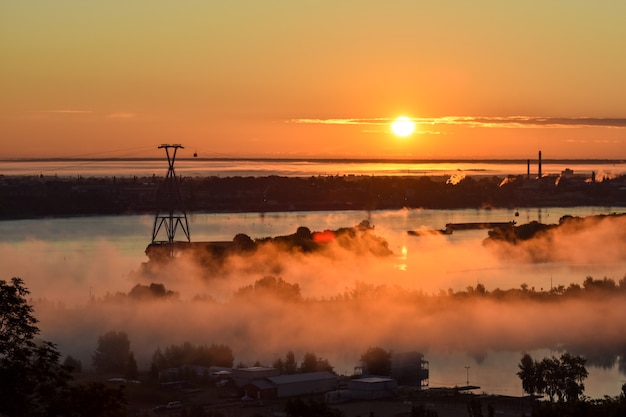 Alba sopra la funivia attraverso il fiume