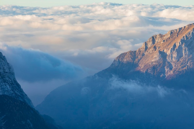 Alba sopra la sella Mangart Alpi Giulie in Slovenia