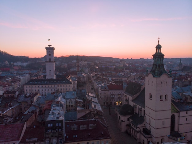 Alba sopra la vecchia città europea. pugni raggi di sole.