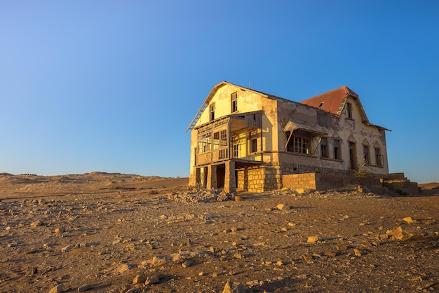 Alba sopra una casa abbandonata nella città fantasma di Kolmanskop Namibia