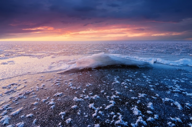 Alba su un lago ghiacciato, alba inverno mattina paesaggio invernale