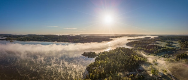 Alba su un lago in Svezia con nebbia