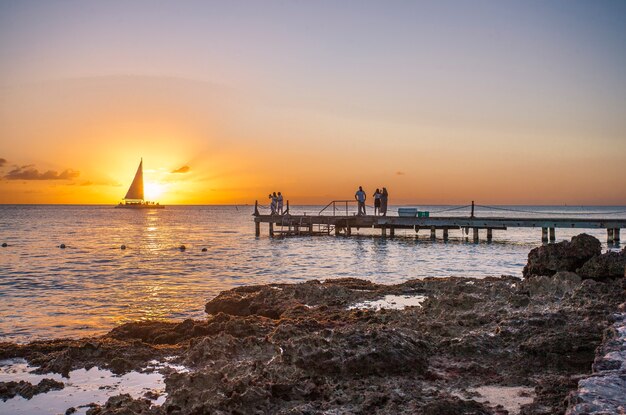 Alba su un molo in mare a Bayahibe, Repubblica Dominicana