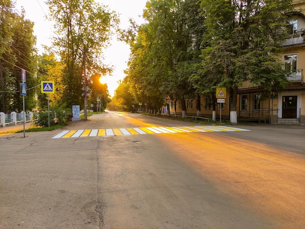 Alba su una strada cittadina