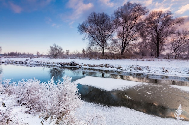 Alba sul fiume in una gelida mattina d'inverno