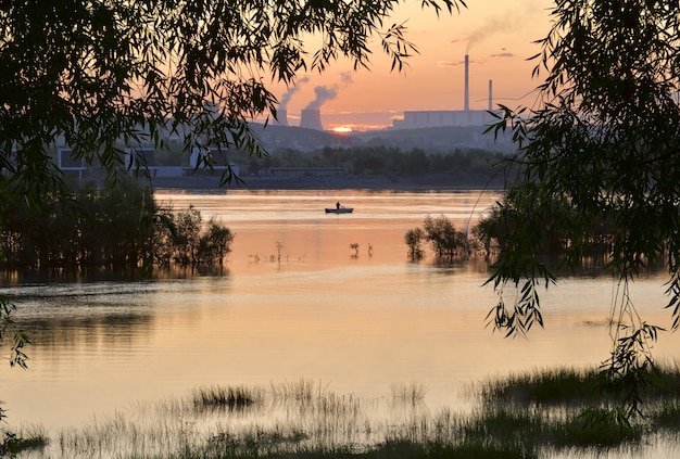 alba sul fiume ob rosa mattina sul fiume siberiano alberi nell'acqua