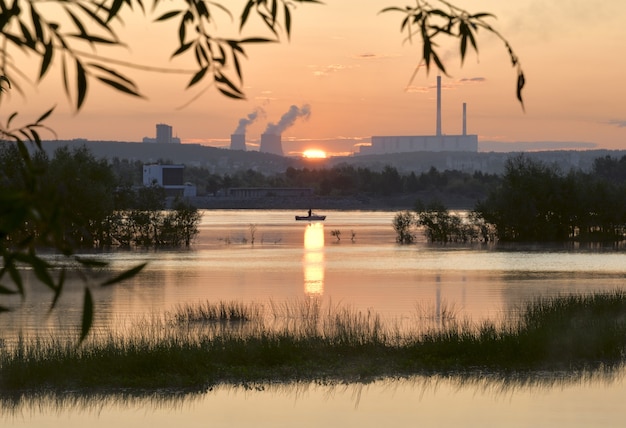 alba sul fiume ob rosa mattina sul fiume siberiano alberi nell'acqua