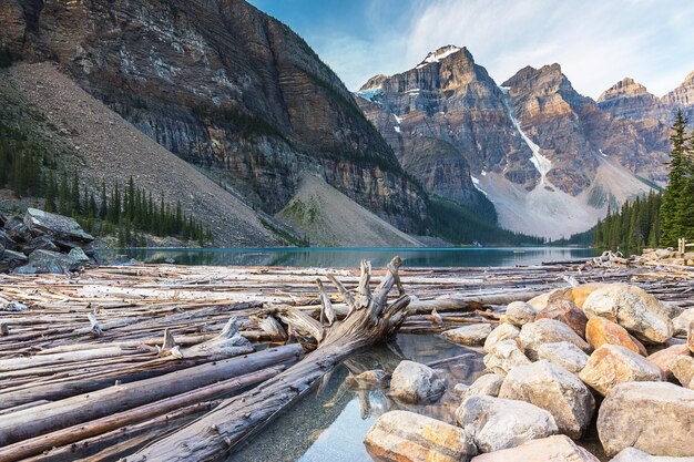 Alba sul Lago Moraine, il Parco Nazionale di Banff, Alberta, Canada