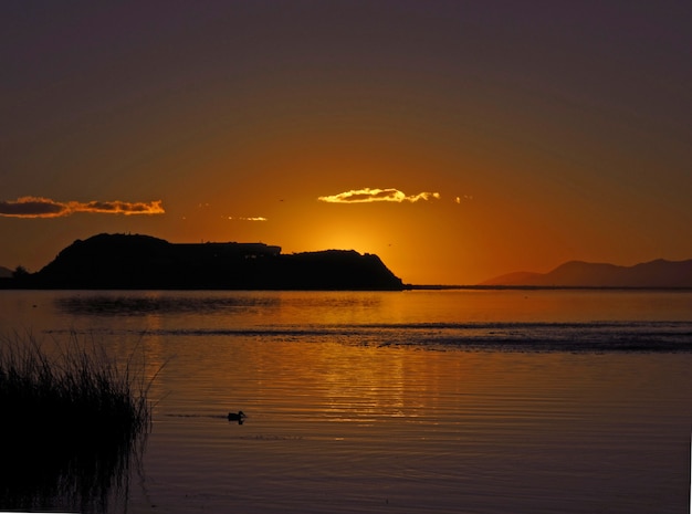 Alba sul lago Titicaca nelle Ande, in Perù e in Bolivia