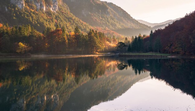 Alba sul lago Zavrsnica in Slovenia