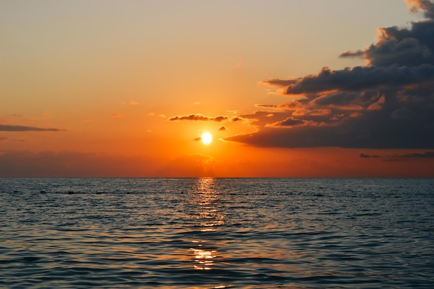 Alba sul Mar Nero, onde del mare