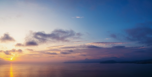 Alba sul mare e bellissimo paesaggio di nuvole