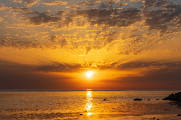 Alba sul mare e bellissimo paesaggio di nuvole