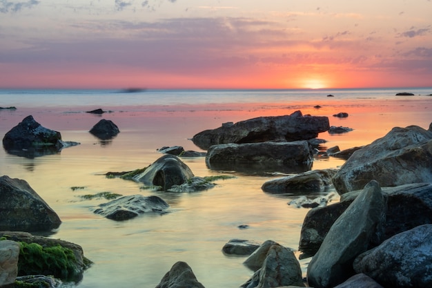 Alba sul mare e bellissimo paesaggio di nuvole