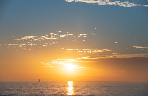 Alba sul mare e bellissimo tramonto colorato sulla spiaggia dell'oceano di nuvole