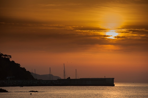 Alba sul mare nella località turistica di Blanes.