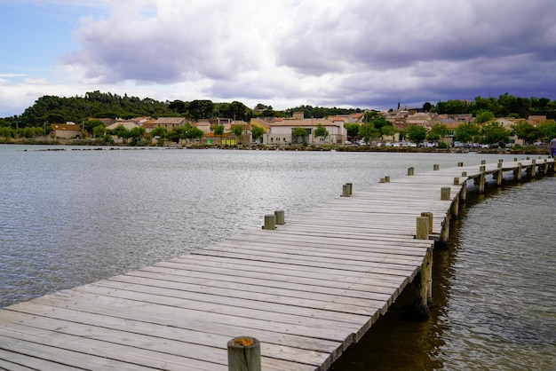 Alba sul pontile di legno nel tramonto Lago Peyriac-de-Mer nell'aude sud della Francia