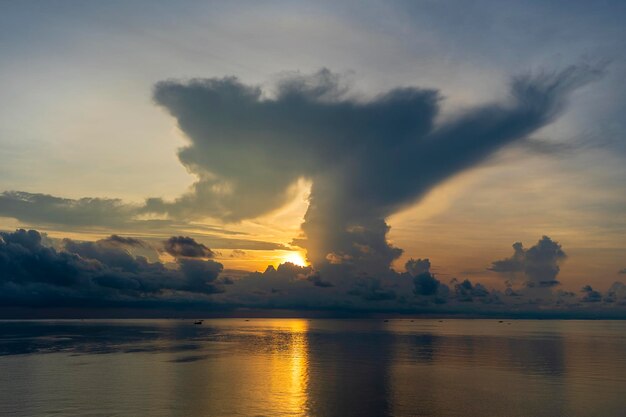 Alba sull'isola di Phu Quoc Vietnam Concetto di viaggio e natura Cielo mattutino nuvole sole e acqua di mare