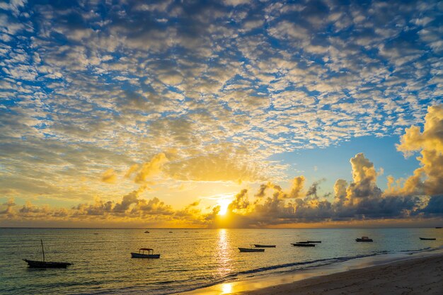 Alba sull'Oceano Indiano sull'isola di Zanzibar