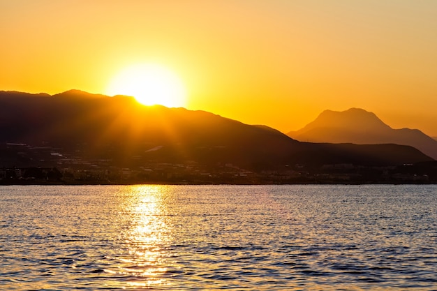 Alba sulla costa rocciosa del mare in Turchia