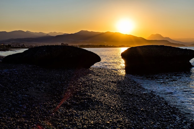 Alba sulla costa rocciosa del mare in Turchia