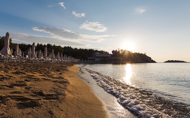 Alba sulla spiaggia, città di Kavala, Grecia