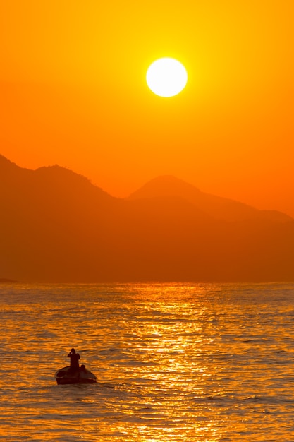 Alba sulla spiaggia di Copacabana a Rio de Janeiro in Brasile.