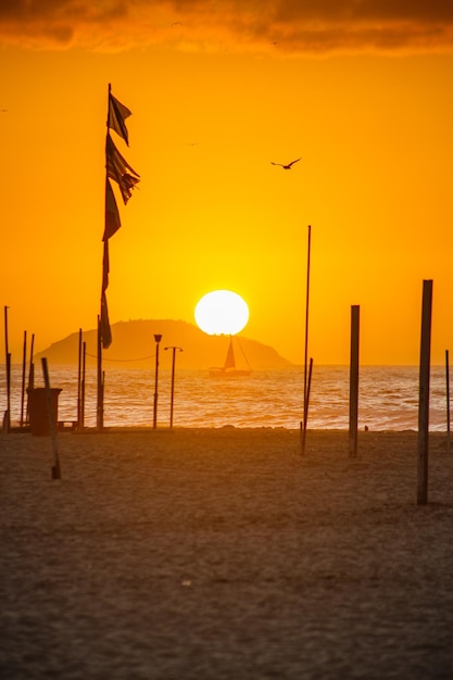 Alba sulla spiaggia di Copacabana a Rio de Janeiro