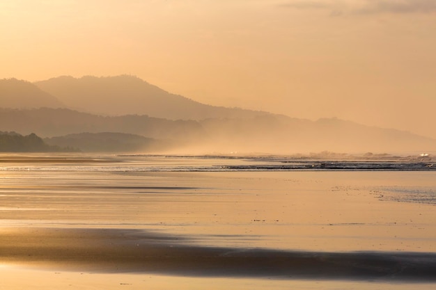 Alba sulla spiaggia di Matapalo in Costa Rica