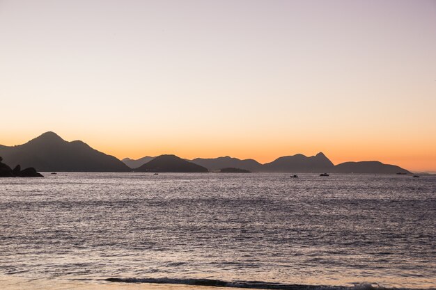 Alba sulla spiaggia rossa del quartiere Urca a Rio de Janeiro in Brasile.