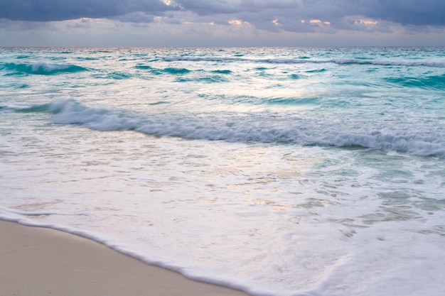 Alba sulla spiaggia sul Mar dei Caraibi.