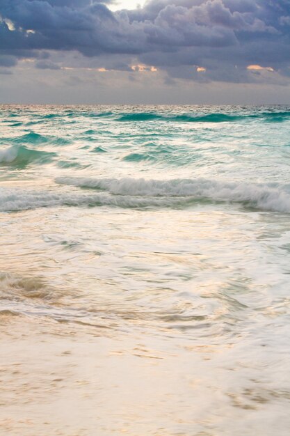 Alba sulla spiaggia sul Mar dei Caraibi.