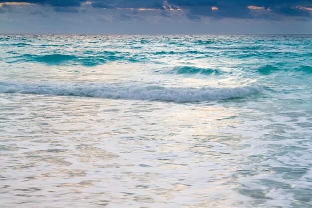 Alba sulla spiaggia sul Mar dei Caraibi.