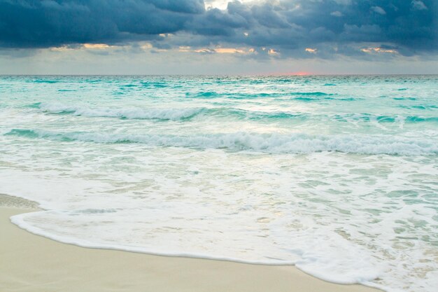 Alba sulla spiaggia sul Mar dei Caraibi.