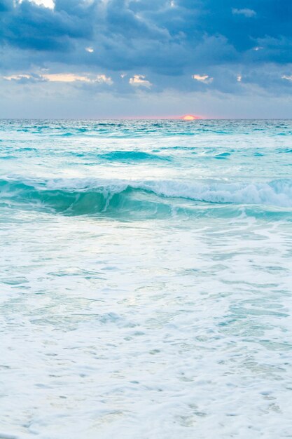 Alba sulla spiaggia sul Mar dei Caraibi.