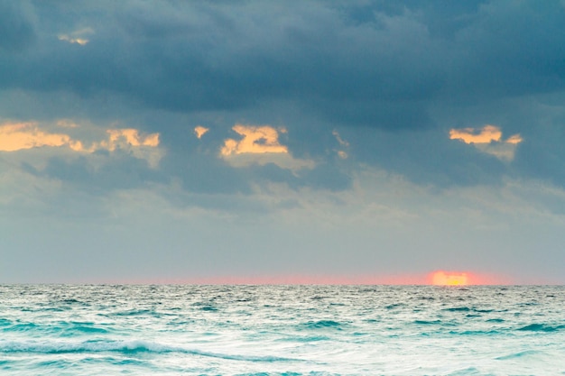 Alba sulla spiaggia sul Mar dei Caraibi.