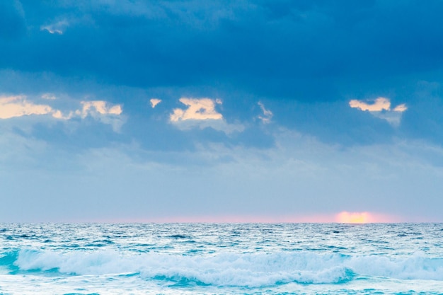 Alba sulla spiaggia sul Mar dei Caraibi.