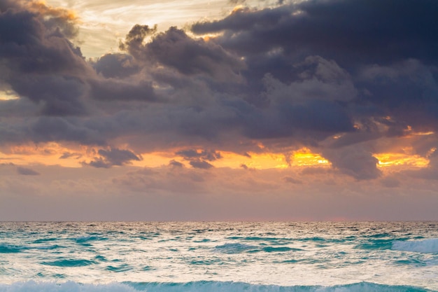 Alba sulla spiaggia sul Mar dei Caraibi.