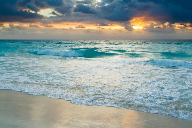 Alba sulla spiaggia sul Mar dei Caraibi.