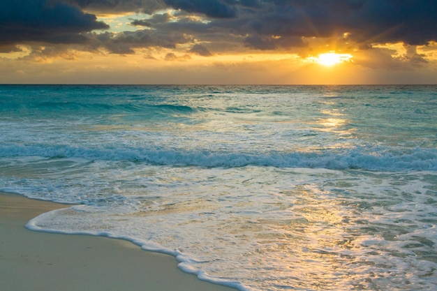 Alba sulla spiaggia sul Mar dei Caraibi.