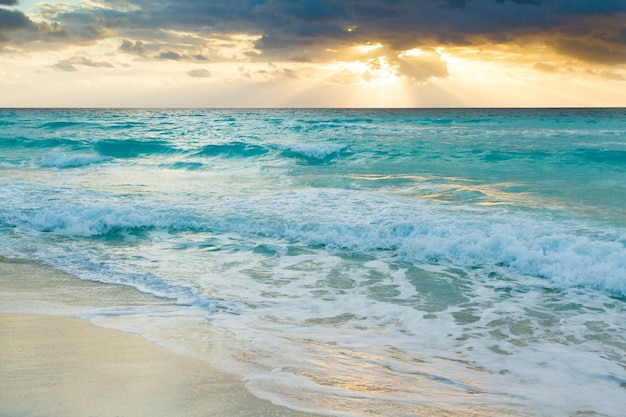 Alba sulla spiaggia sul Mar dei Caraibi.