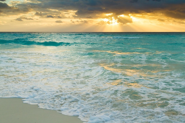 Alba sulla spiaggia sul Mar dei Caraibi.